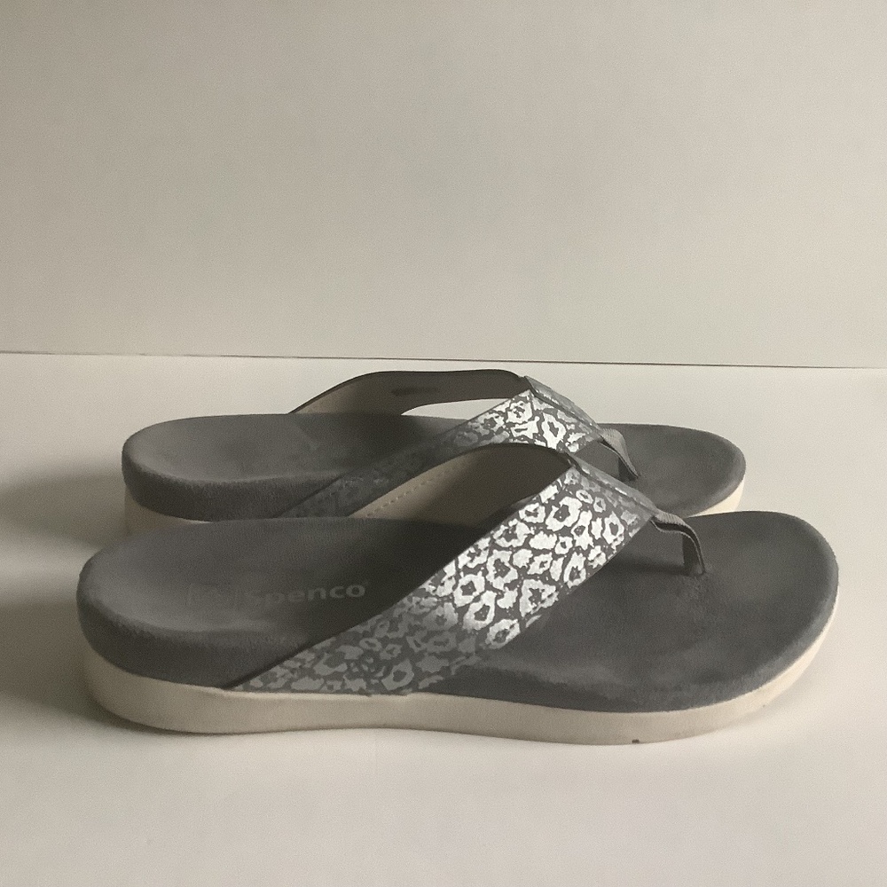 Spenco Grey Thong Flip Flop in Cheeta Print, Size 10